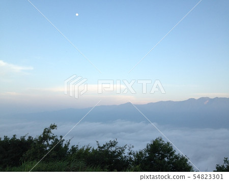 雲彩清早海 54823301