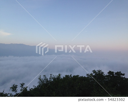 雲彩清早海 54823302