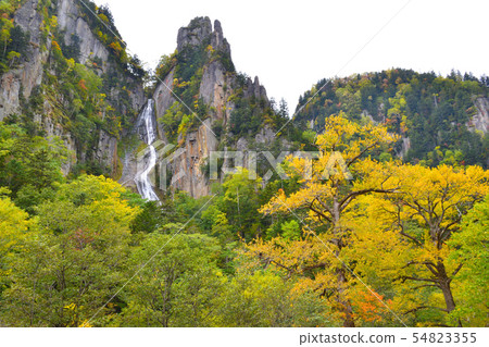 秋天層雲峽谷瀑布 54823355