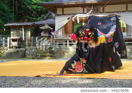 Ueno's Lion Dance Sword Dance (Wakayama Prefecture Designated Intangible Folk Cultural Property Tomisato Kasuga Shrine) 54823696