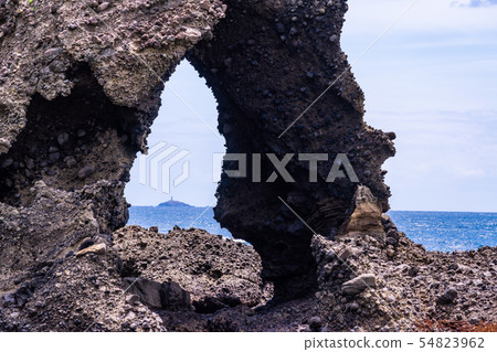 (Shizuoka Prefecture) Minami Izu Tarai Cape Aigahama's strange rock Mikomotojima 54823962