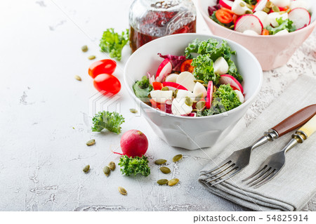 Salad with cherry tomatoes, radsh and mozzarella, 54825914