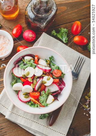 Salad with cherry tomatoes, radsh and mozzarella, 54825927
