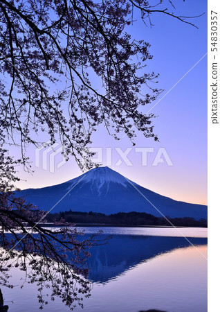 Lake Tanuki waiting for sunrise Lake Tanuki waiting for sunrise 54830357