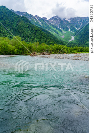 Kamikochi清澈的河川和北阿爾卑斯山脈長野縣松本市 54830782