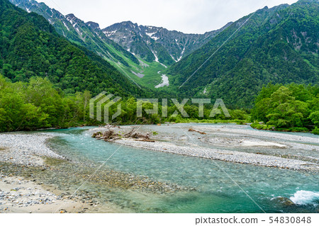 Kamikochi清澈的河川和北阿爾卑斯山脈長野縣松本市 54830848