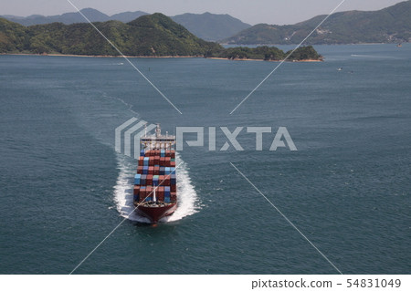 通過Kurushima海峽的集裝箱船 54831049