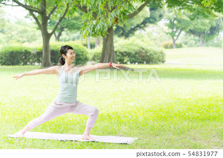 瑜伽秀麗室外中間婦女公園瑜伽秀麗圖像 瑜伽秀麗室外中間婦女公園瑜伽秀麗圖像 54831977