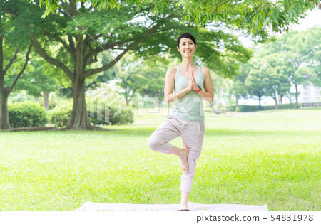 瑜伽秀麗室外中間婦女公園瑜伽秀麗圖像 54831978