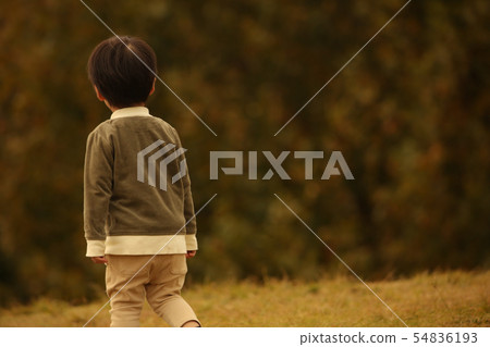 A boy who stands alone A boy who stands alone 54836193