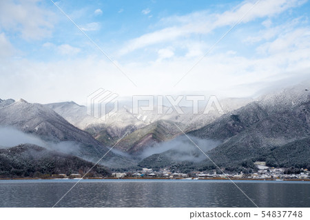 冬天山和湖 54837748