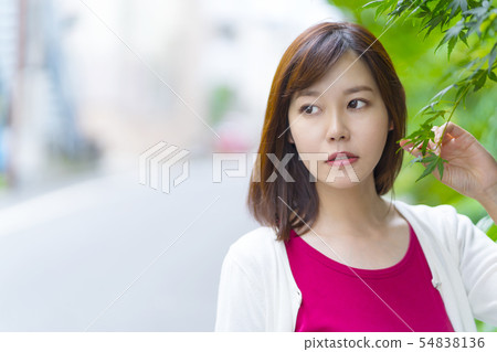 Middle female portrait 54838136