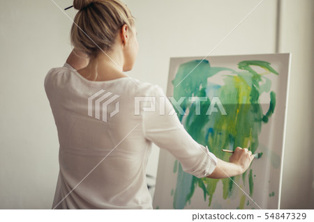 woman expressing her thoughts and feeling through painting woman expressing her thoughts and feeling through painting 54847329