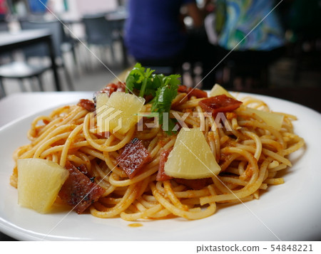 Spaghetti with pineapples and hams Spaghetti with pineapples and hams 54848221
