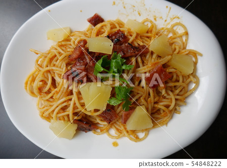 Spaghetti with pineapples and hams Spaghetti with pineapples and hams 54848222