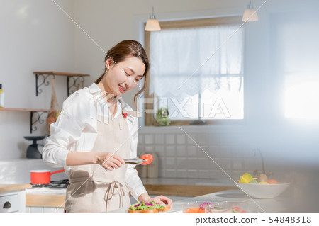 Women making volume sandwiches 54848318