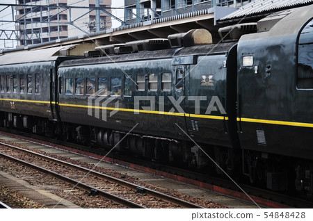 Limited Express Twilight Express (EF 81 type + 24 series) stopping at Hokuriku Main Line, Toyama Station 54848428
