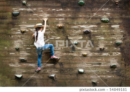 上昇在牆壁上的女孩 54849181