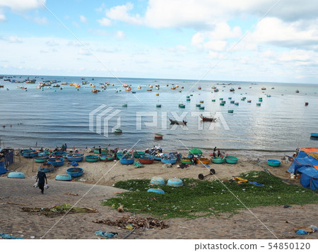漂浮在漁村和越南鄉下海的車在一個晴天 漂浮在漁村和越南鄉下海的車在一個晴天 54850120