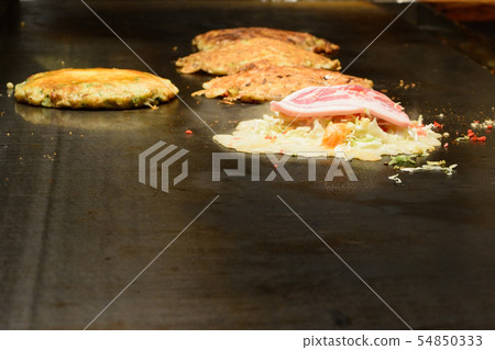 美味的御好燒正在煮熟 54850333