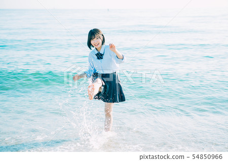 一個在海邊說話的高中女生 一個在海邊說話的高中女生 54850966