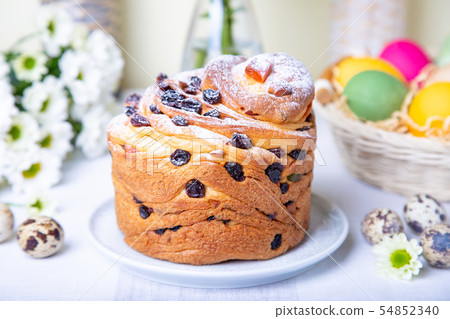 Craffin (Cruffin) with raisins and candied fruits. Craffin (Cruffin) with raisins and candied fruits. 54852340