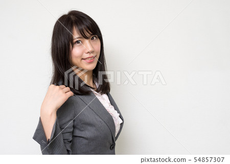 一個女人用手放在肩膀上,看著它 一個女人用手放在肩膀上,看著它 54857307