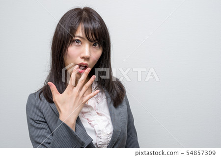 給她的手的驚奇的婦女她的嘴 54857309