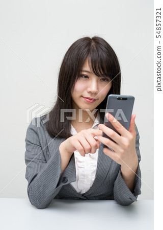 坐和演奏智能手機的婦女 54857321