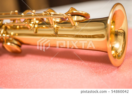 Alto saxophone, soprano saxophone (The tone of the saxophone is active and hazy) 54860042
