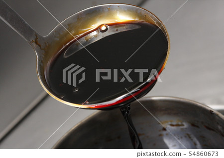 醬 烤雞肉串秘製醬汁濃濃湯勺舀火鍋醬油醬油味醂 醬 烤雞肉串秘製醬汁濃濃湯勺舀火鍋醬油醬油味醂 54860673