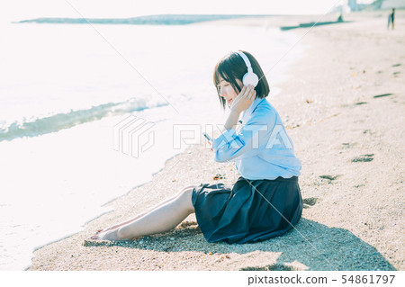 聽到音樂的高中女孩海上 54861797
