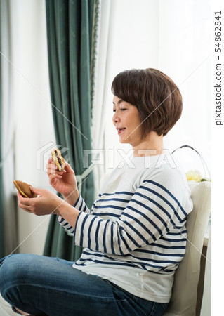 Woman eating dorayaki 54862841