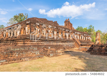 Ancient gate at Wat Chang Rob temple in Kamphaeng 54864602