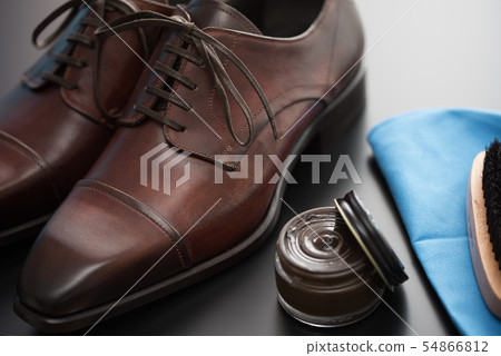 Italian brown leather shoes with care cream and brush 54866812