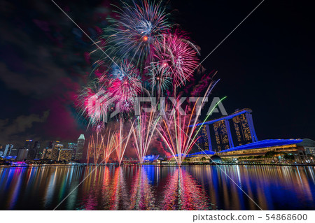 新加坡夜景和煙花 54868600
