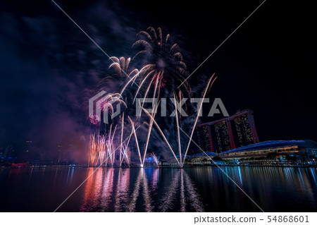 新加坡夜景和煙花 54868601