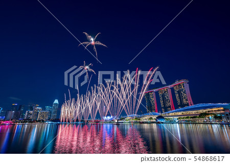 新加坡夜景和煙花 54868617