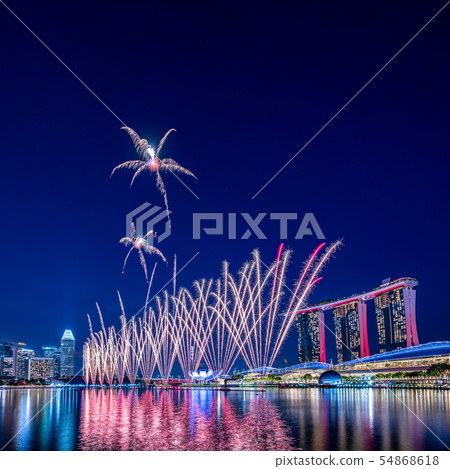 新加坡夜景和煙花 54868618