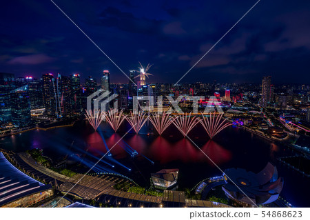 新加坡夜景和煙花 54868623