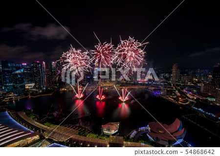 新加坡夜景和煙花 54868642