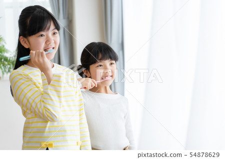 Girl toothpaste family image 54878629