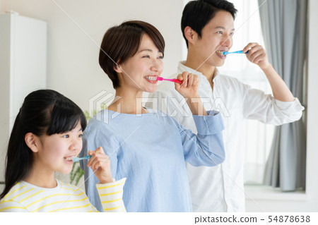 父母和兒童牙膏家庭形象 54878638