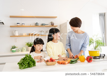 父母和孩子烹飪晚餐家庭形象 54878684