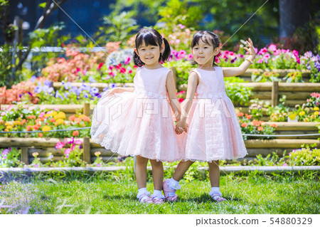 雙胞胎姐妹肖像 54880329