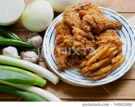 炸雞、炸薯條和蔬菜 54882806