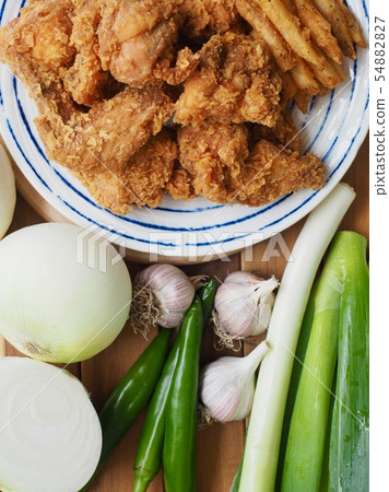 韓國雞肉gangjung和炸土豆 韓國雞肉gangjung和炸土豆 54882827