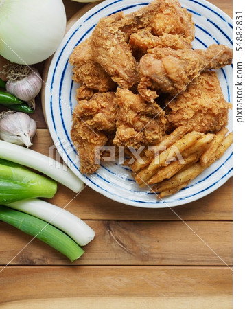 韓國雞肉gangjung和炸土豆 韓國雞肉gangjung和炸土豆 54882831