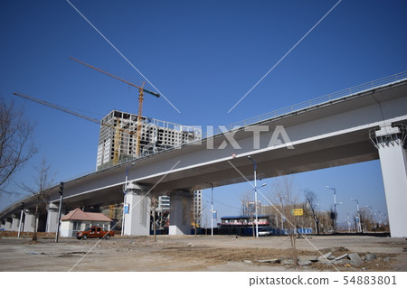 新疆綠河大橋和昆雲門大廈（中國丹東） 54883801