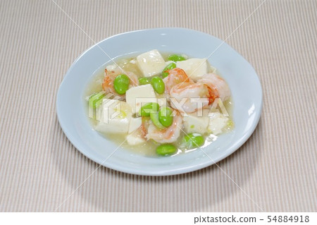 Boiled shrimp and tofu with peeled green soybeans 54884918